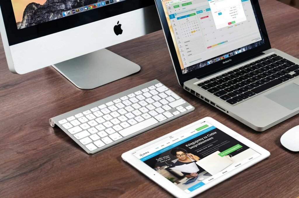 iMac, MacBook, iPad et clavier représentant les designs graphiques d'une agence web.